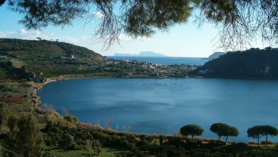Photo of Al lago d’Averno, gira a destra. Indicazioni per entrare agli Inferi